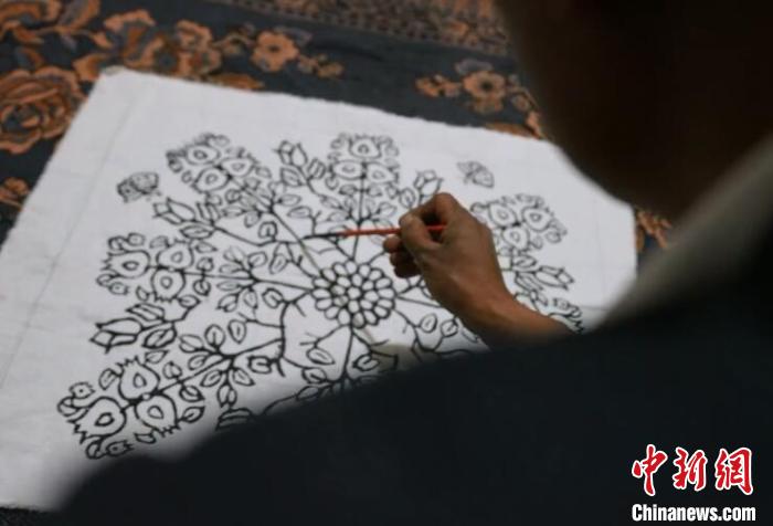 模戳土印花布多由几何图案和花卉图形构成。　胡嘉琛 摄