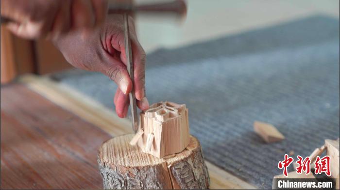 木质模具往往采用梨木手工雕刻而成。　胡嘉琛 摄